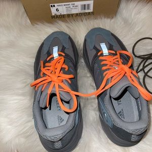 Yeezy teablu, size 6, never worn, with box & laces